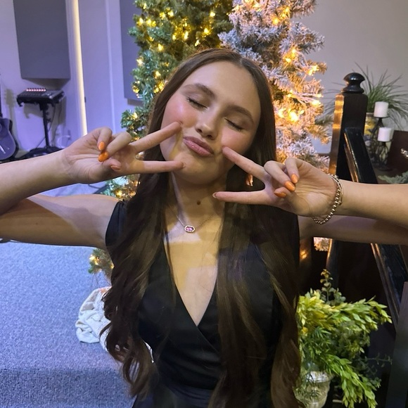 Meet your Posher, Zella - Picture 1 of 1